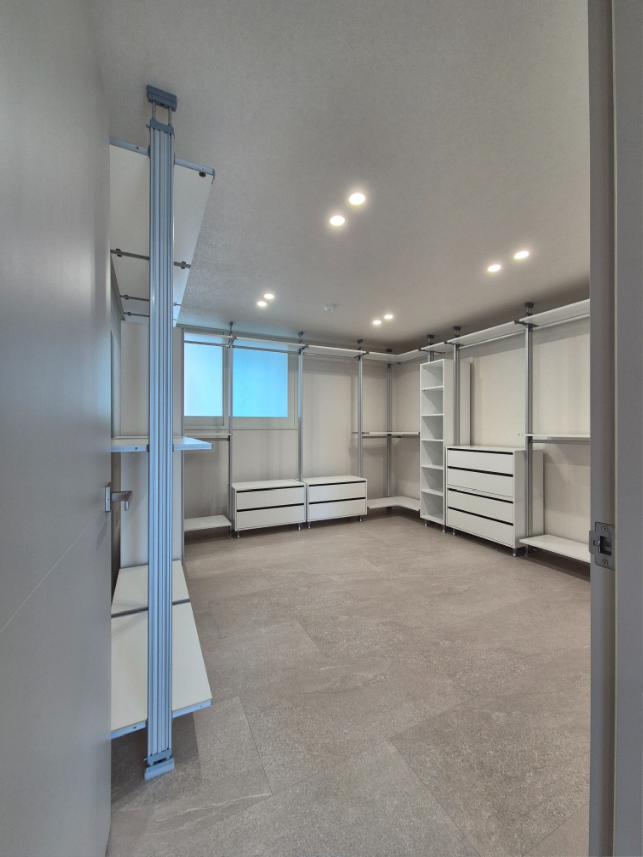 [화이트 + ㅁ자]