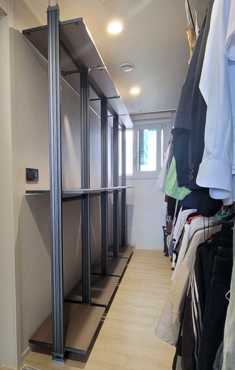 울산 남구 일자형 드레스룸 시공 | 오크 흑니켈기둥