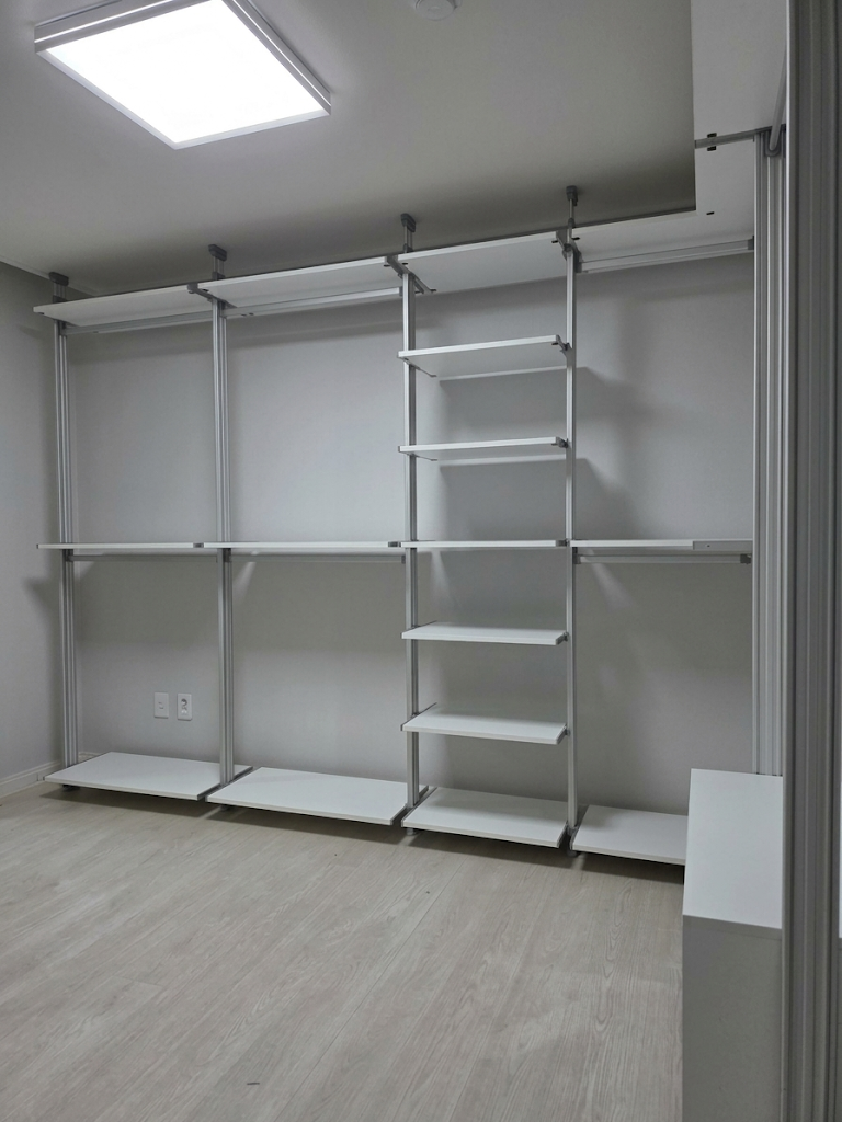 경기도 오산시 ㄱ자형 드레스룸 시공 | 화이트 실버기둥