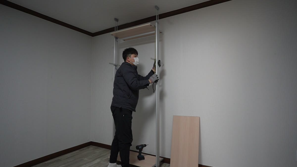 선반 받침대를 풀어 다른 높이로 옮겨 다는 모습