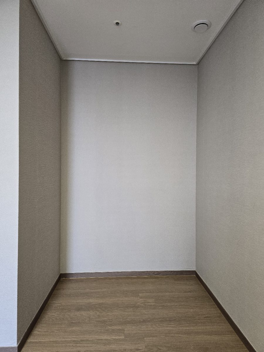 시공 전 팬트리 공간. 세 면이 벽으로 둘러싸인 좁고 깊은 코너 공간.